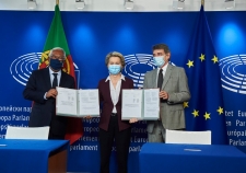 Presidents David Sassoli, Ursula von der Leyen and Prime Minister António Costa at signing ceremony