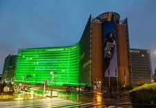 The Berlaymont building lit in green to mark European Green Deal ©European Union
