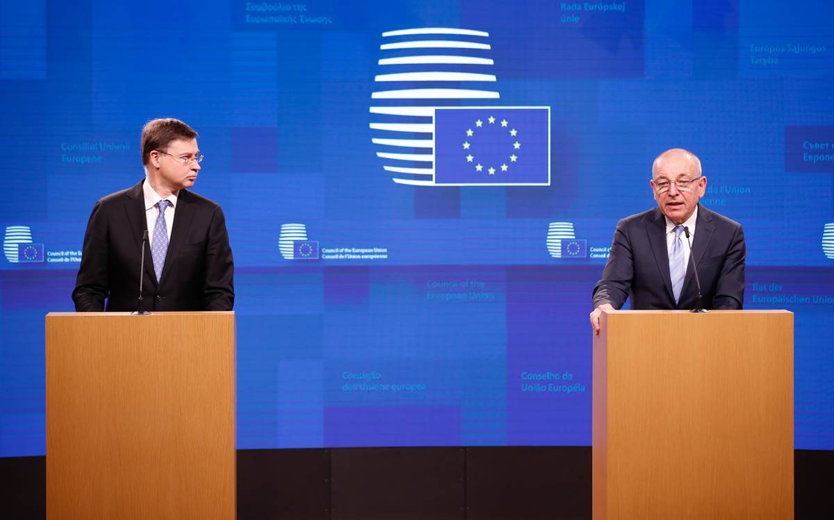 Valdis DOMBROVSKIS, Andrej ŠIRCELJ speak at the Press Conference of Economic and Financial Council on 7 December 2021 © European Union