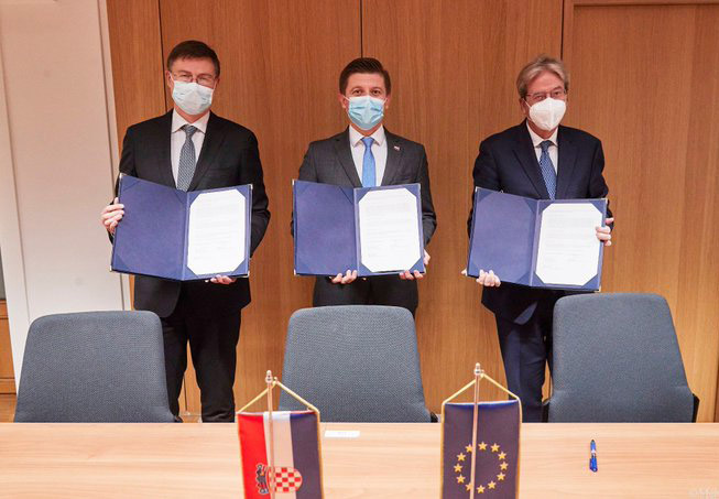 Valdis Dombrovskis, Paolo Gentiloni are holding the partnership agreement with Croatia, ©European Union