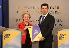 Prime Minister of Bulgaria Kiril Petkov, on the right, and President of the EU Ursula von der Leyen © European Union