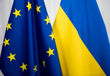 The European and Ukrainian flags © European Union