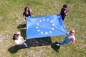 Nuoret puistossa EU-lipun kanssa