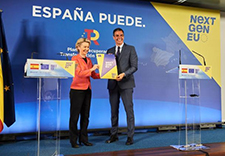Pedro Sánchez, on the right, and Ursula von der Leyen  on the left are holding the NextGenEU brochure ©European Union