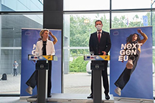 Eduard Heger, on the right, and Ursula von der Leyen, on the left, are speaking in Bratislava, Slovakia ©European Union
