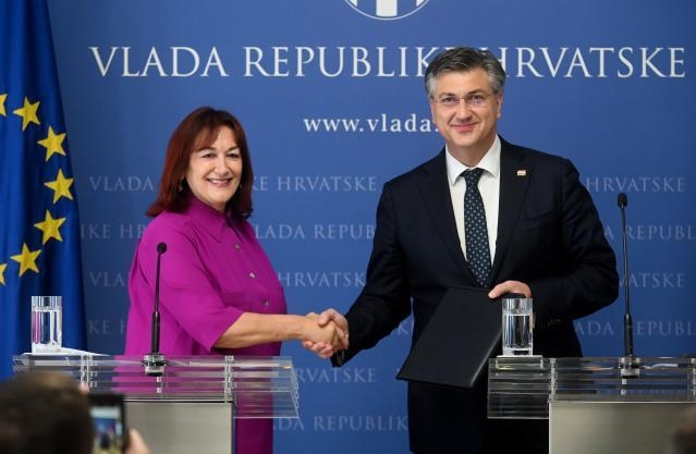Croatian Prime Minister Andrej Plenkovic handshakes Dubravka Šuica, on the left at a press conference