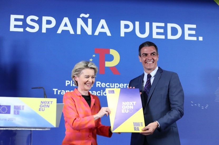 President von der Leyen transmits the NextGenEU folder to Spanish Prime Minister Sanchez in June 2021