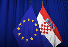 The national flag of Croatia next to the European flag, ©European Union