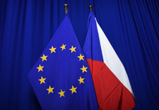 The national flag of the Czech Republic next to the European flag, ©European Union