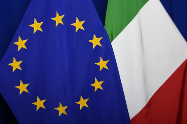 The national flag of Italy next to the European flag, ©European Union