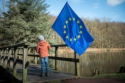 Lapsi pitää EU-lippua