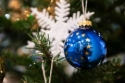 Sininen joulupallo, jossa EU-tähdet