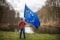 Lapsi pitää EU-lippua kädessään