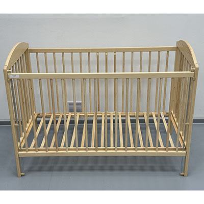 Photo of recalled product: Children's cot with retractable side panel