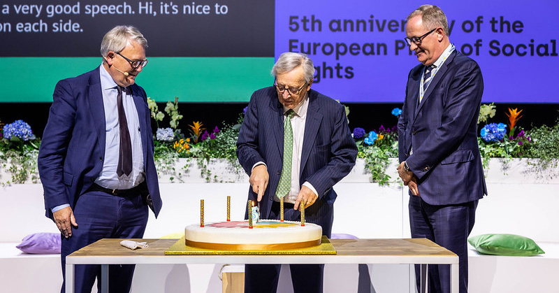 Jean Calude Juncker, former President of the European Commission, cutting the 5th anniversary celebration cake of the Europeam Pillar of Social Rights, together with Commissionner Nicolas Schmit 