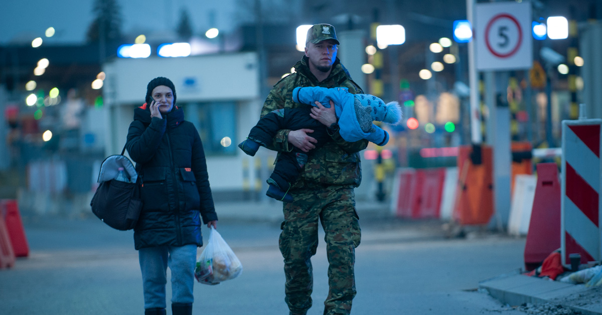 Ukrainian refugees crossing the Polish border