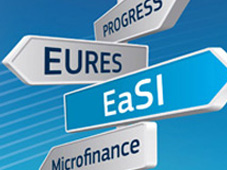 Vier Wegweiser mit den Wörtern „PROGRESS“, „EURES“, „EaSI“ und „Mikrofinanzierung“