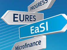 Quatre panneaux de signalisation comportant les mots «Progress», «EURES», «EaSI» et «Microfinancement»