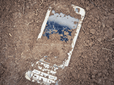 Im Sand vergrabenes Telefon