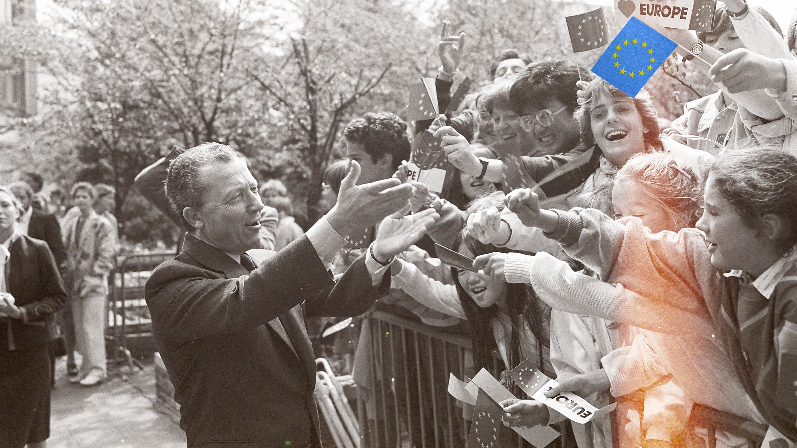 Jacques Delors begroet het publiek